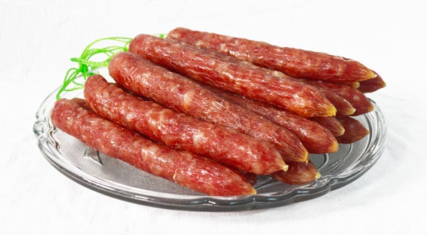 Do ăn nhiều lạp xưởng mà bé trai 3 tuổi bị sỏi dạ day và thiếu máu