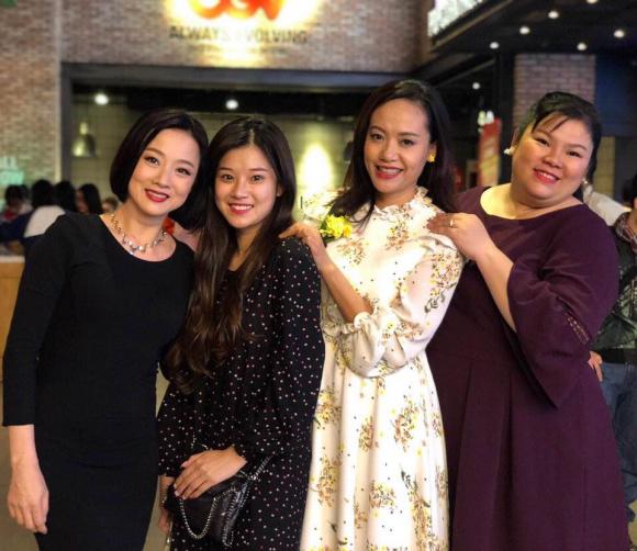 Mỹ Duyên chụp cùng ê-kip 
