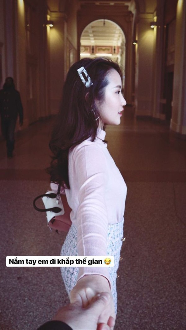 Primmy Trương nắm tay người đàn ông giấu mặt làm rộ lên nghi vấn cô có tình mới.  