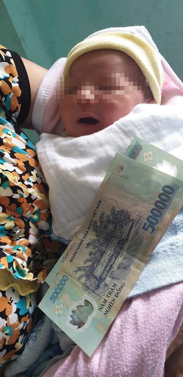 Bé gái sơ sinh bị bỏ rơi gần chùa.