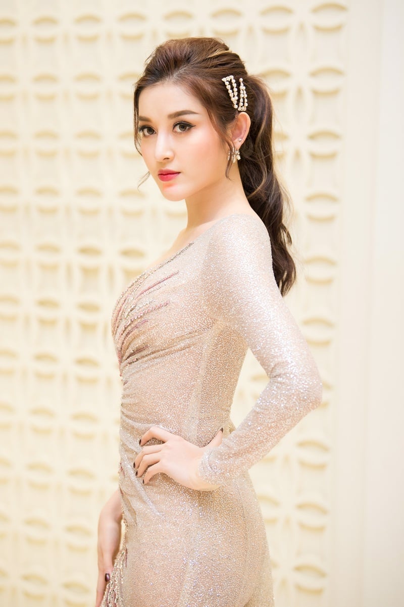 Không chỉ tậu thêm siêu xe mới, Huyền My cũng mới chuyển sang căn hộ chung cư cao cấp mới vào cuối năm vừa qua. 2019 hứa hẹn sẽ tiếp tục là một năm bùng nổ của cô với nhiều dự án mới.  