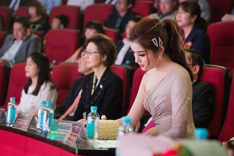 Từ sau khi tậu siêu xe mới, Huyền My vẫn thường xuyên tự SHBET 1000 World Cup đi sự kiện. Tuy nhiên ở sự kiện tối qua do mặc váy dạ hội thướt tha nên Á hậu đã nhờ bố đưa đến địa điểm tổ chức.  