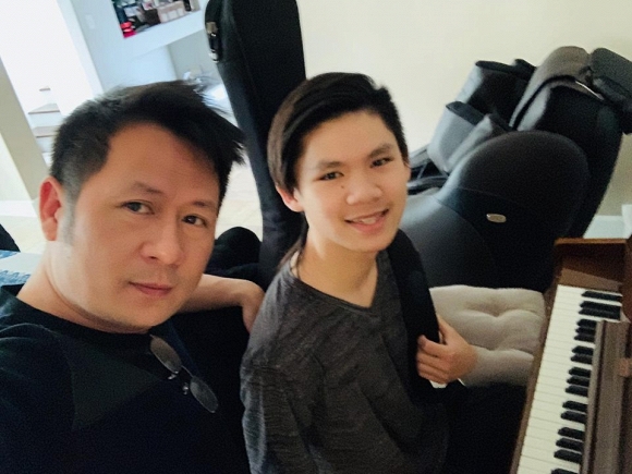 Con trai Bằng Kiều không chỉ được khen ngợi vì ngoại hình hotboy mà còn thu hút bởi nhiều tài lẻ, đặc biệt là tài năng đánh đàn.