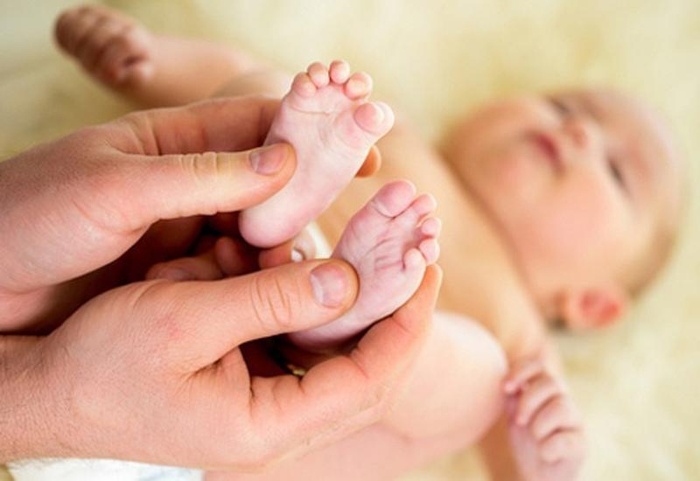 Không tự ý đung đưa trẻ sơ sinh
