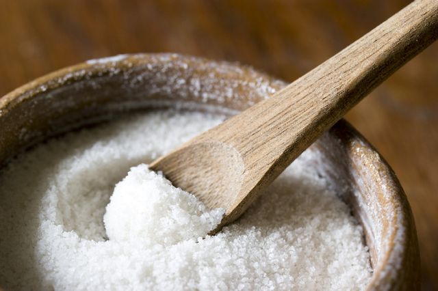 Muối giúp khử mùi tanh cho cá rất tốt