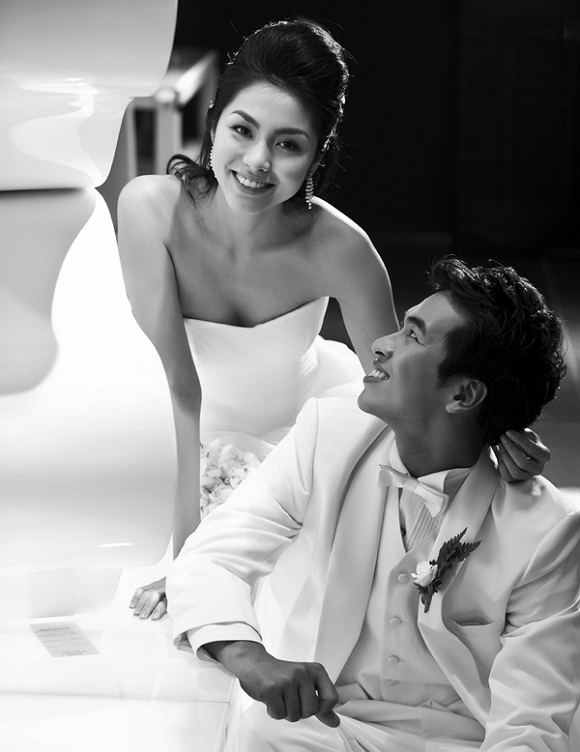 Ngoài chồng, Tăng Thanh Hà có thể thoải mái khoác vai, nắm tay người anh thân thiết là stylist Quang Tuyến.