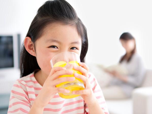Nước cam giúp trị táo bón cho trẻ