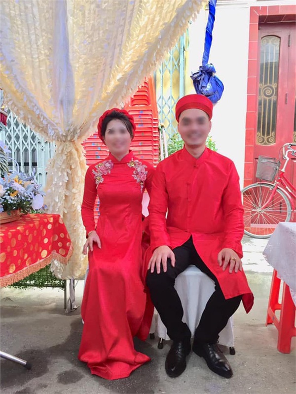 Cô dâu chú rể vẫn cười tươi rạng rỡ trong ngày cưới của mình.