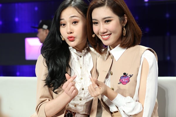 Không quên những lần bị anh đồng nghiệp “thất sủng”, Thúy Ngân liền rủ rê “người chồng 10 năm” của mình không ai khác là 