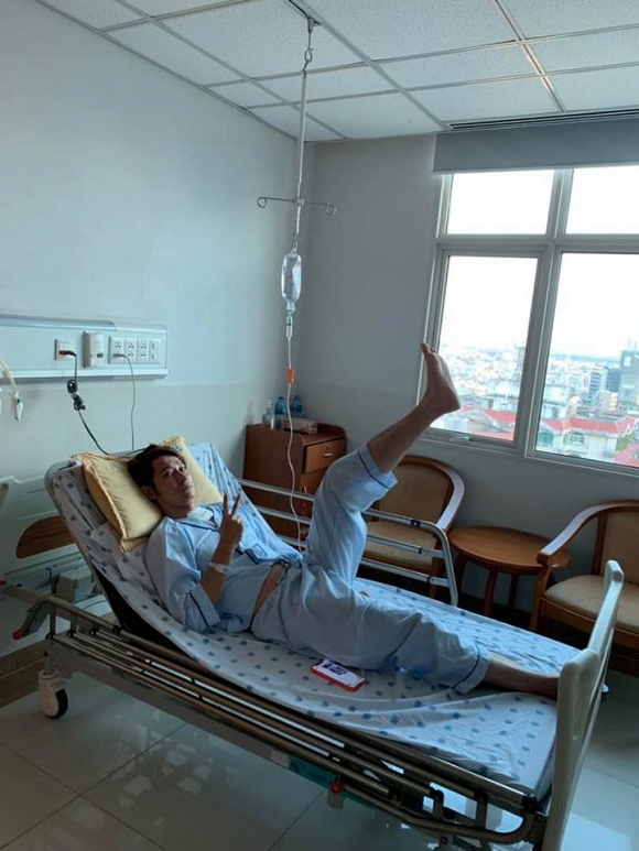 Mới đây, Huy Khánh đăng ảnh nằm trên giường bệnh, tạo dáng lạ cùng lời chia sẻ: 
