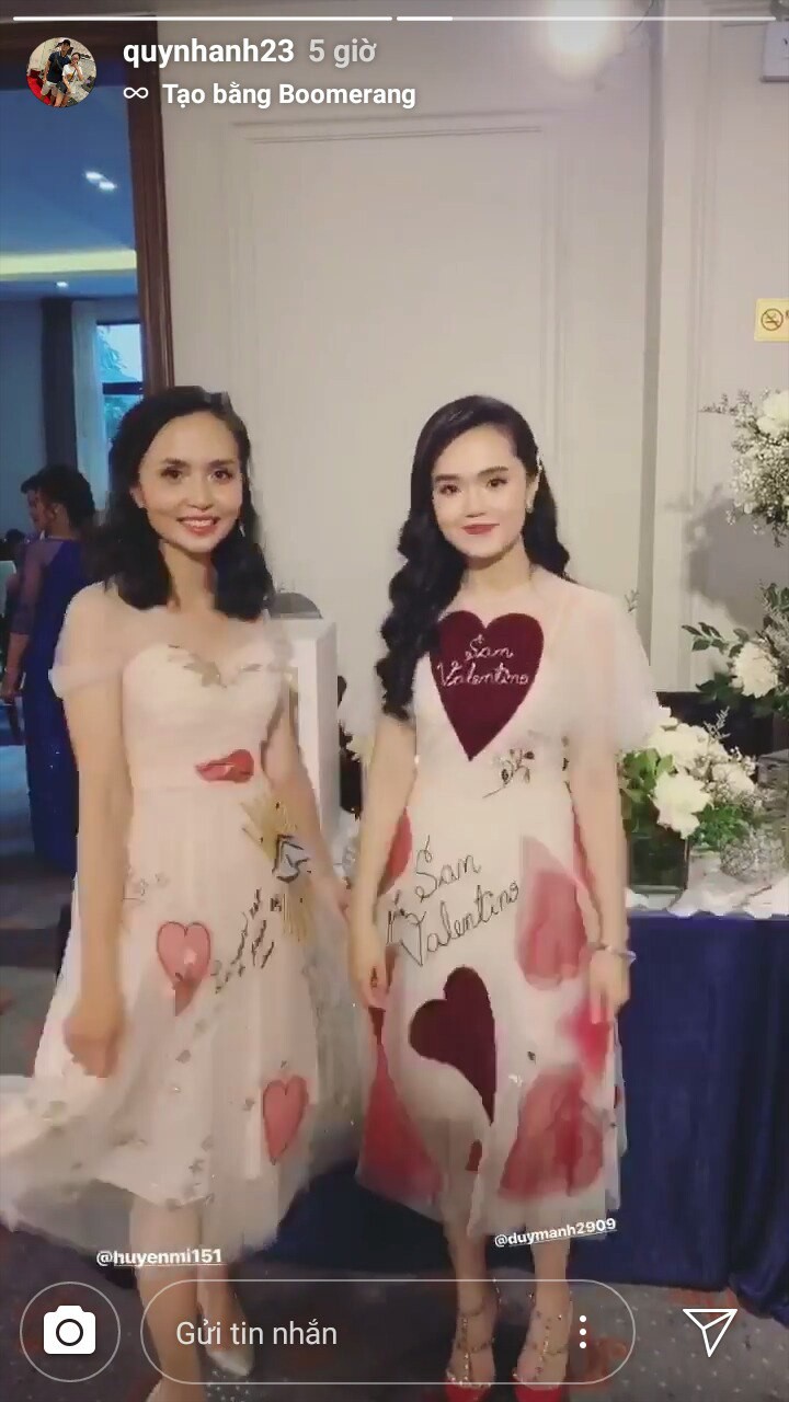 Quỳnh Anh chụp ảnh cùng chị gái.
