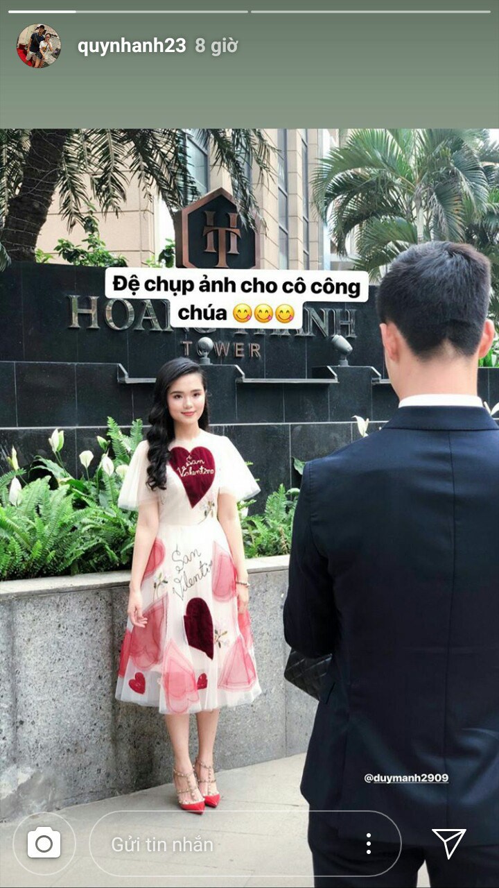 Duy Mạnh chụp ảnh cho Quỳnh Anh.