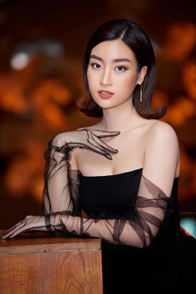 Hoa hậu Đỗ Mỹ Linh chọn sắc đen cùng găng tay như quý cô thập niên và điểm gây chú ý là đường cut-out tinh tế khoe đôi chân thẳng.    