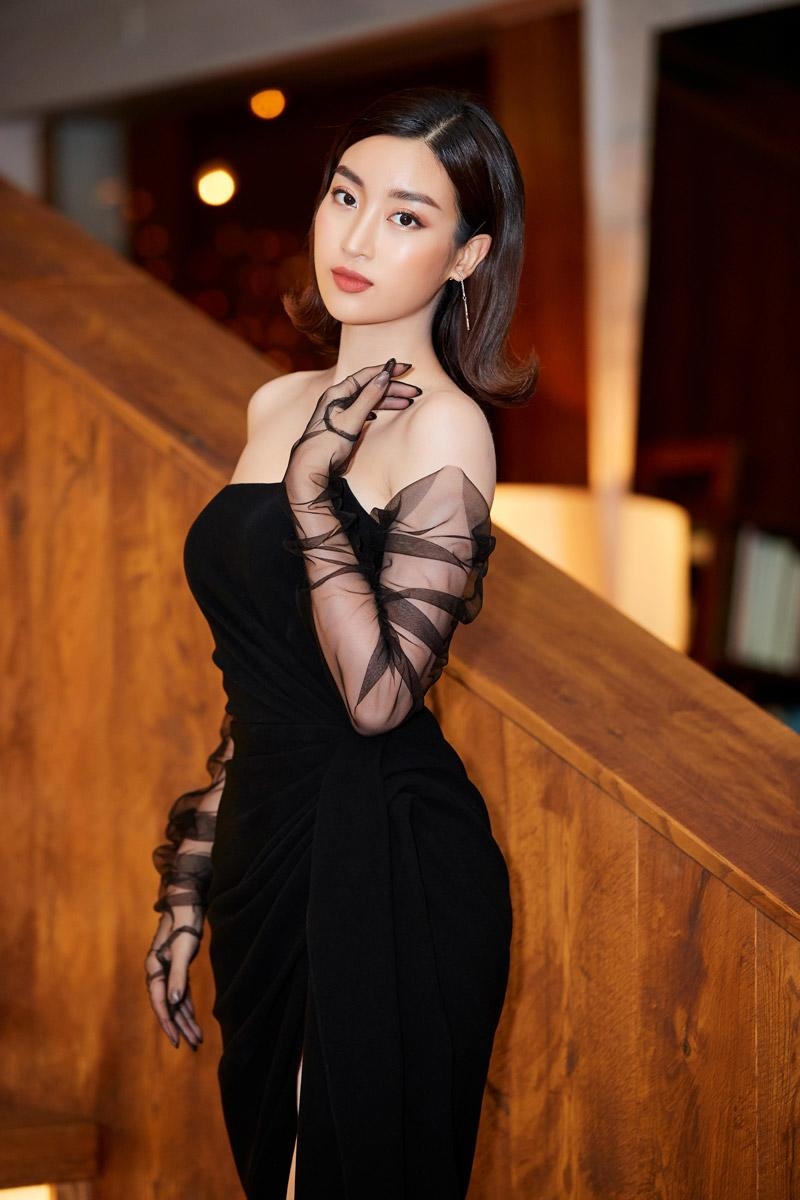 Thiết kế ôm sát cũng giúp Hoa hậu Mỹ Linh khoe trọn những đường cong cuốn hút của Sh88bet đăng ký miễn phí.     