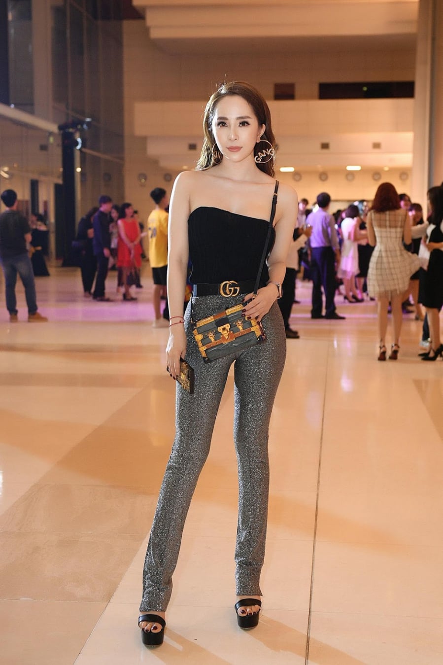 Quỳnh Nga chứng tỏ được phong cách ăn mặc đẳng cấp với hàng hiệu.