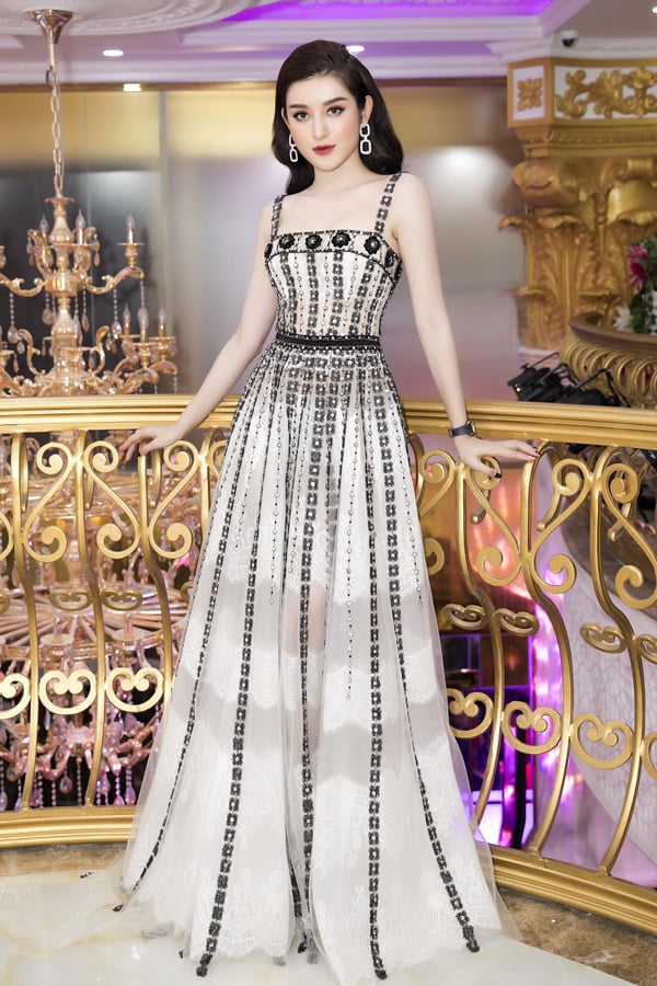 Diện bộ đầm xuyên thấu được đính đá tỉ mỉ của NTK Đỗ Long, Huyền My trở thành tâm điểm tại một sự kiện ở TP HCM vào tối 31/3. Bộ cánh cúp ngực giúp cô khoe được vòng 1 sexy cùng vai trần quyến rũ.     