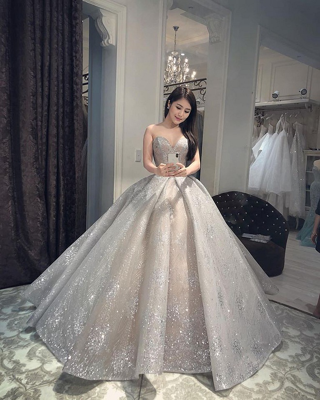 Hương Tràm hé lộ ảnh thử váy cưới khiến dân tình đồn đoán cô sắp lên xe hoa.