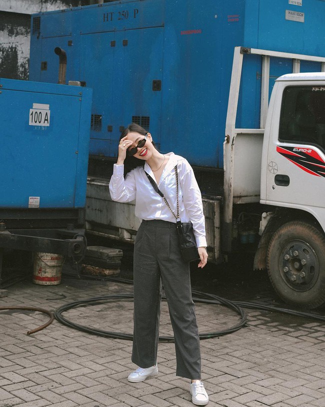 Sơ mi trắng và sneakers trắng, tưởng tượng thôi cũng thấy bộ đôi này ăn ý với nhau thế nào, hứa hẹn mang đến cho bạn 1 set đồ trẻ trung, trendy. Và ngoài những lựa chọn thân thuộc hết sức như: quần jeans, quần vải ống đứng, ống rộng, bạn có thể nghĩ tới những chiếc quần khaki – item không chỉ phóng khoáng, trẻ trung mà còn thanh lịch chẳng kém gì quần âu.    