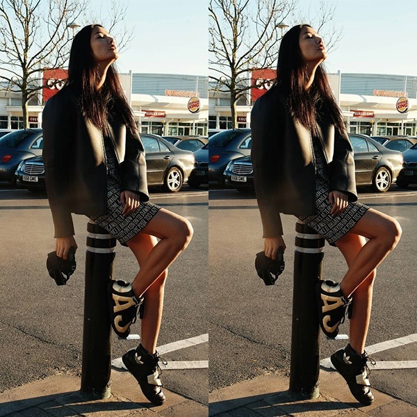 Điểm nhấn của set đồ này chính là đôi giày vô cùng độc đáo và nổi bật. Hoàng Thùy chọn phối nó với áo khoác màu xám rêu và váy ngắn họa tiết lạ mắt.    