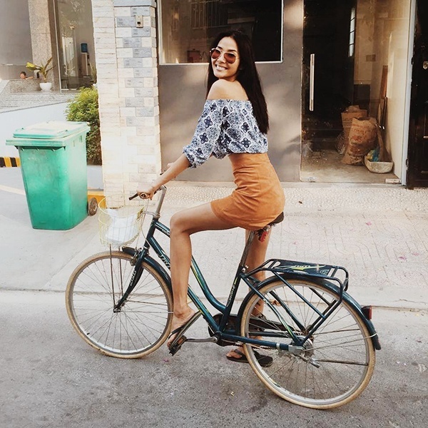 Những set đồ thường ngày Hoàng Thùy chỉ diện chân váy da lộn với áo trễ vai đơn giản và đi dép xỏ ngón nhưng cô nàng trông vẫn vô cùng thời trang.     