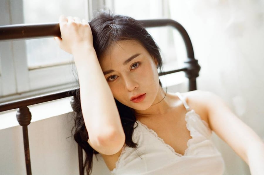 Mới đây, Phương Oanh vừa thực hiện bộ ảnh nóng bỏng. Các bức ảnh chủ yếu được thực hiện trên giường, trong một căn phòng ngập ánh sáng.         