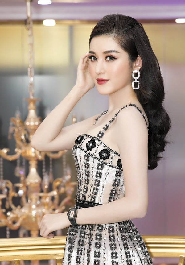 Cách trang điểm sắc sảo cùng Link Vào SHBET88 Mới Nhất vuốt ngược cũng tôn lên vẻ ngoài quý phái cho Á hậu.    