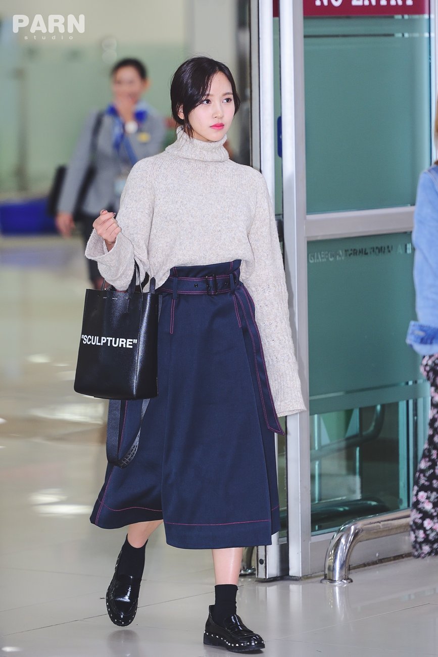 Cô nàng Mina (TWICE) sành điệu cùng áo len cổ lọ và chân váy lưng cao, kết hợp cùng thắt lưng to bản.