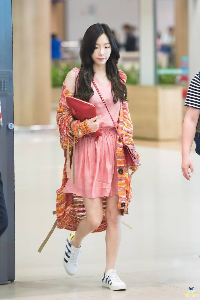 Với Taeyeon, cô nàng luôn chọn những kiểu Shbet999 com đăng nhập vừa vặn với dáng người. Trưởng nhóm quyền lực của SNSD thường tránh những kiểu quần áo quá rộng, khiến cho vóc người không còn thon thả, mảnh mai nữa.    