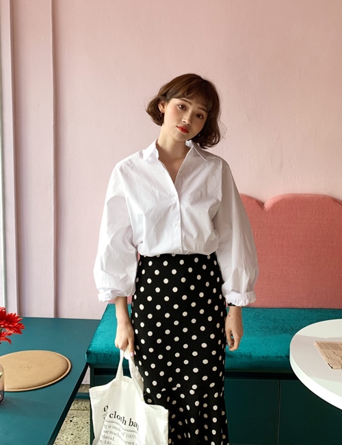 Sơ mi trắng cổ điển mix cùng chân váy họa tiết chấm bi đang hot trở lại hứa hẹn là bộ đôi theo chân phái đẹp tới công sở thường xuyên trong năm nay.    