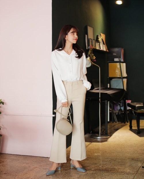 Những chiếc quần công sở màu sắc nền nã có thể không thật sự bắt mắt, nhưng sẽ luôn giúp bạn trông thật duyên dáng khi mix cùng sơ mi trắng đi làm.    