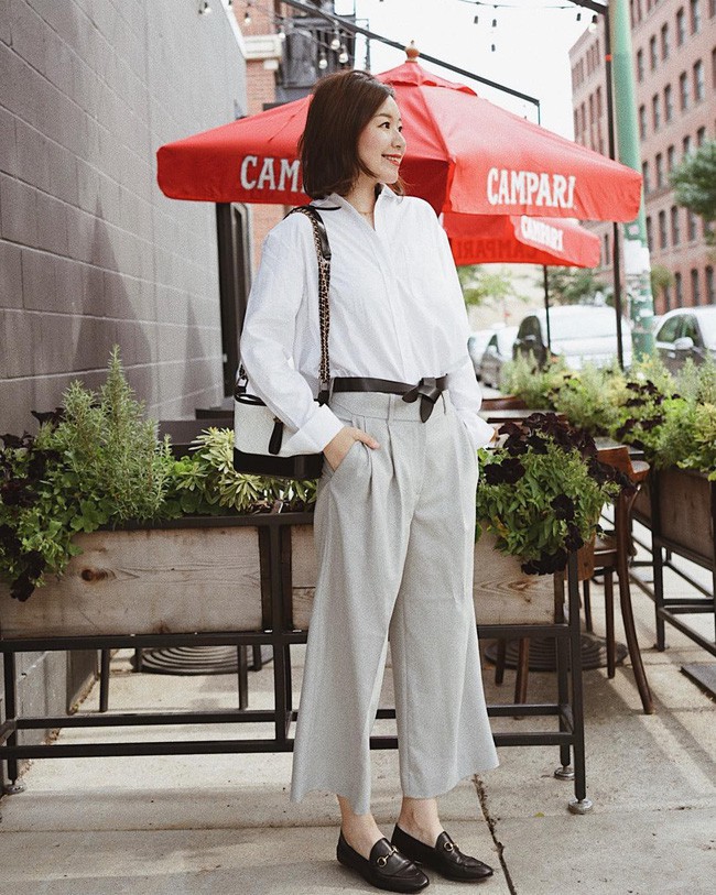  Vào những buổi sáng thức dậy không biết mặc gì, hoặc đơn giản là lười mix đồ nhưng vẫn muốn có vẻ ngoài 100% thời thượng và đúng chất công sở thì sơ mi trắng + quần ống rộng chính là công thức luôn đúng. Về khoản giày dép, hãy thử nhấn nhá cho set đồ đôi loafers và bạn sẽ hài lòng tuyệt đối với lựa chọn của mình.