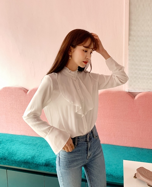 Sơ mi trắng điệu đà không hề khó mặc đi làm một khi bạn kết hợp với quần jeans màu xanh cổ điển.    