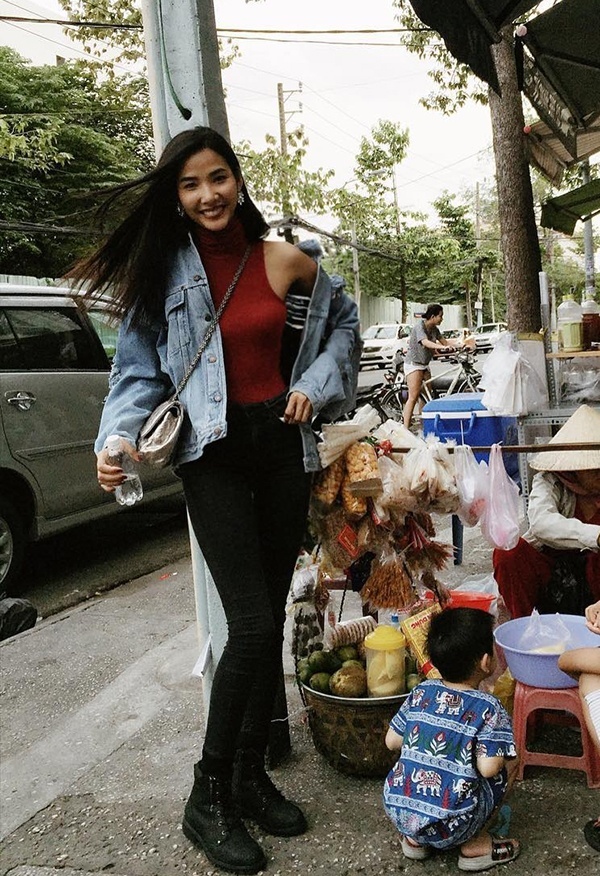 Dù ăn mặc hết sức giản dị, chỉ có áo cổ lọ phối cùng legging, combat boots và áo khoác denim nhưng Hoàng Thùy vẫn ra dáng 1 fashion icon chính hiệu.    