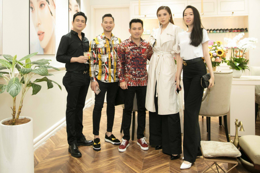 NTK Lê Thanh Hoà và những người bạn của Kỳ Duyên tại sự kiện.    
