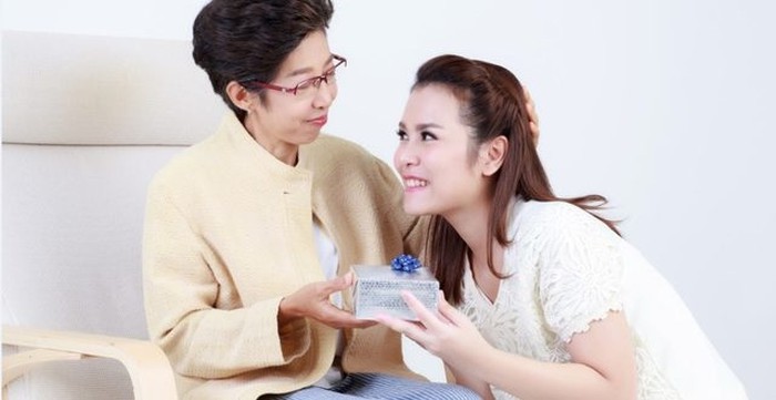 Thường xuyên tặng quà cho mẹ chồng bạn sẽ được lòng bà