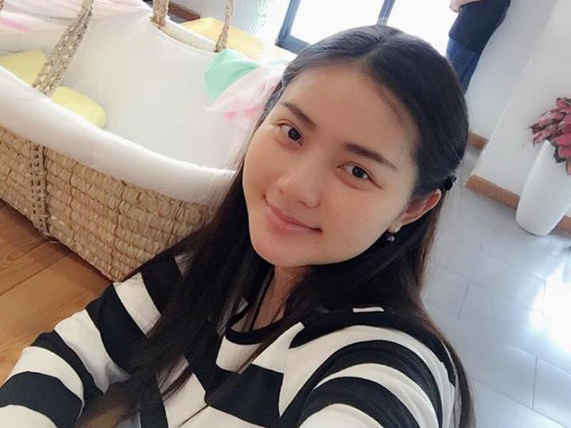 Khuôn mặt mũm mĩm của cô sau sinh