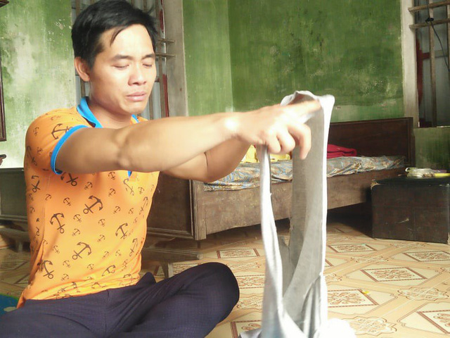 Chiếc áo mặc bên trong của em Y. bị nhóm nữ sinh xé rách (ảnh Minh Sơn).