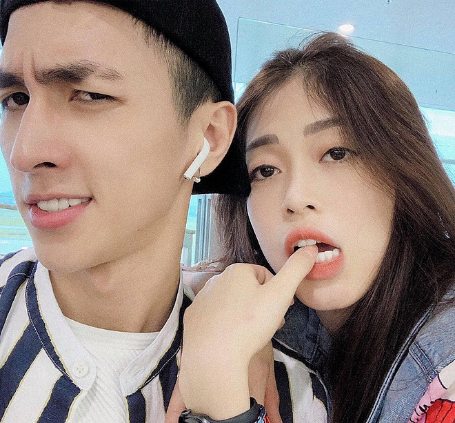 Bình An – Phương Nga tạo dáng chụp hình chung trước khi lên đường du lịch tại nước ngoài.    