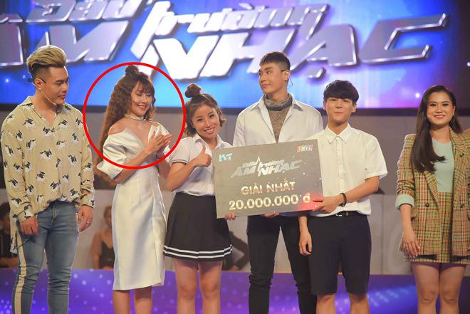 Tường Vi xuất hiện tại show Đấu trường âm nhạc tối qua.    