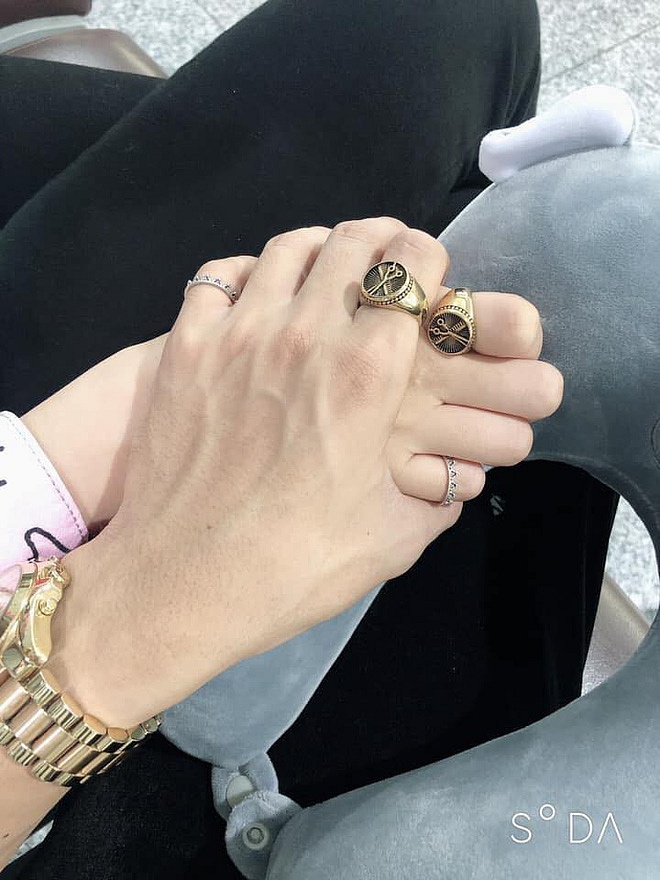 Cả hai còn “khoe” hình đeo nhẫn đôi cực tình tứ thế này đây!    