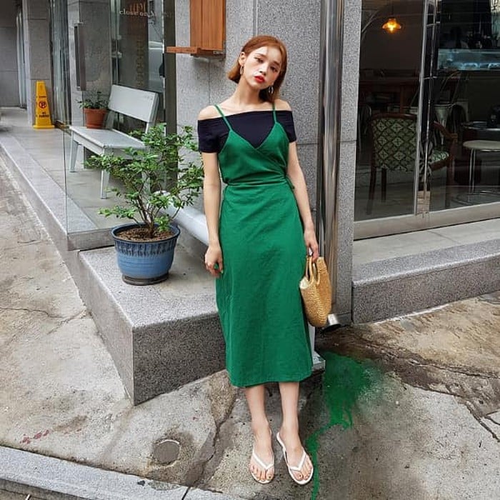 Một chiếc váy hai dây màu xanh lá kết hợp cùng áo trễ vai màu đen sẽ là combo lý tưởng để bạn gái trở nên nổi bật mà vô cùng phá cách.    