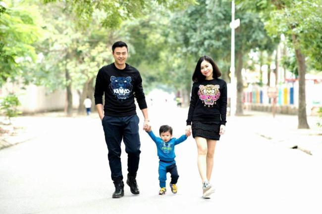 Gia đình nhỏ hạnh phúc của Tuấn Tú.    