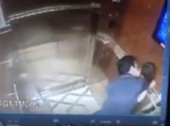 Bé gái bị gã đàn ông sàm sỡ trong thang máy. Ảnh cắt từ clip.