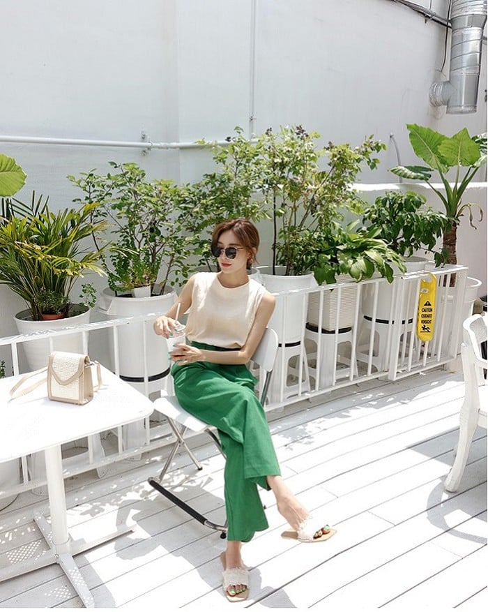 Bên cạnh tông đen, xanh lá còn vô cùng hợp rơ với những gam màu trung tính khác như trắng, xám, be..    