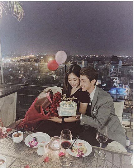 Cả hai dành cho nhau những cử chỉ quan tâm, tình tứ mỗi khi xuất hiện bên nhau khiến công chúng không khỏi ghen tị.    