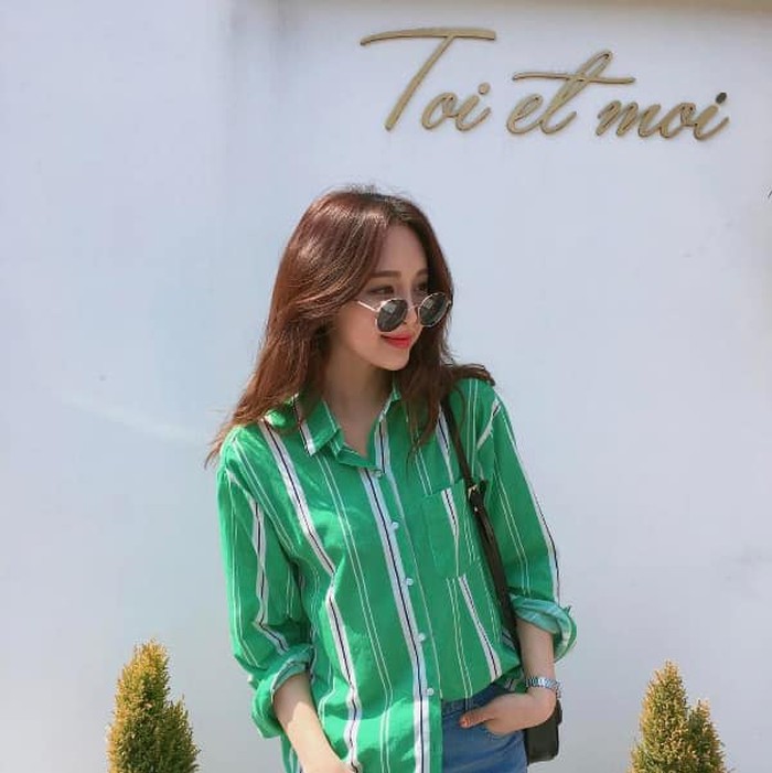 Một chiếc áo sơ mi kẻ sọc xanh lá sẽ trở nên cá tính hơn nếu bạmnmix nó cùng với quần jean/ chân váy. Với công thức này, bạn vừa có thể diện đi làm hoặc đi chơi cũng ổn hết.    