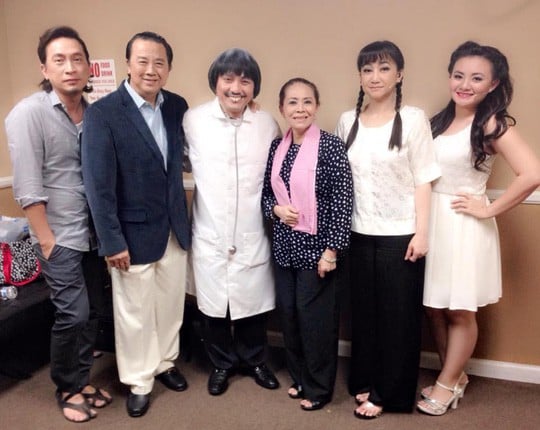 NS hài Anh Vũ và các diễn viên trong chuyến lưu diễn tại Mỹ năm 2015.