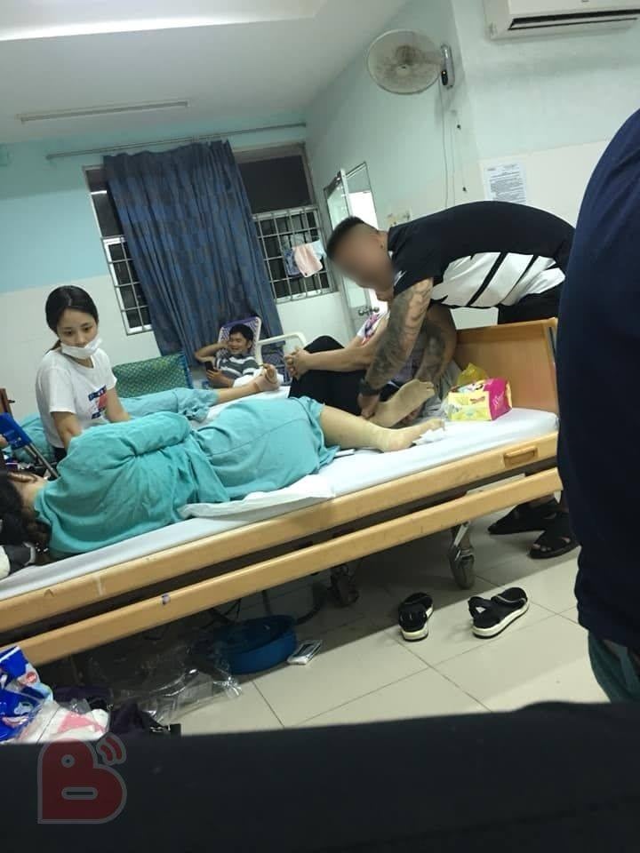 Hình ảnh người chồng xăm trổ chăm sóc vợ chu đáo khiến nhiều chị em ghen tị - (Ảnh: Beatvn).