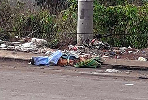 Thi thể bị vứt ở bãi rác ven đường.