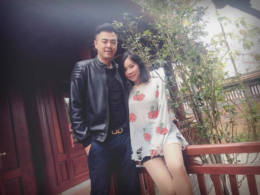 Tuấn Tú bên cạnh Thanh Huyền - người vợ không hoạt động trong showbiz của mình.